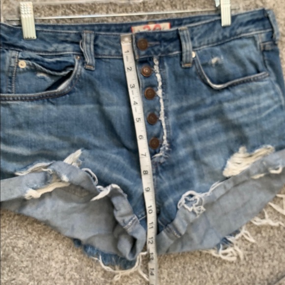 We the Free Romeo Rolled Distressed Blue Jean Shorts Size 30 - Picture 8 of 10